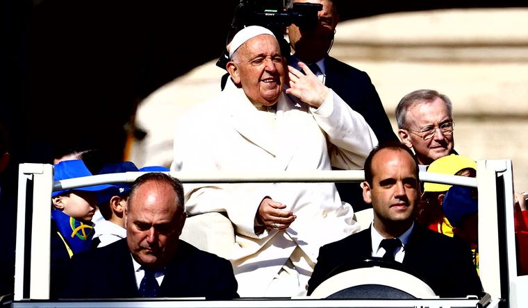 El papa estuvo frente a 60.000 personas en la plaza San Pedro. Foto: Efe.
