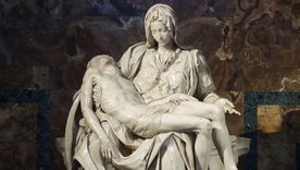 La frase "ruega por nosotros" del Ave María evoca el papel de María como madre intercesora.