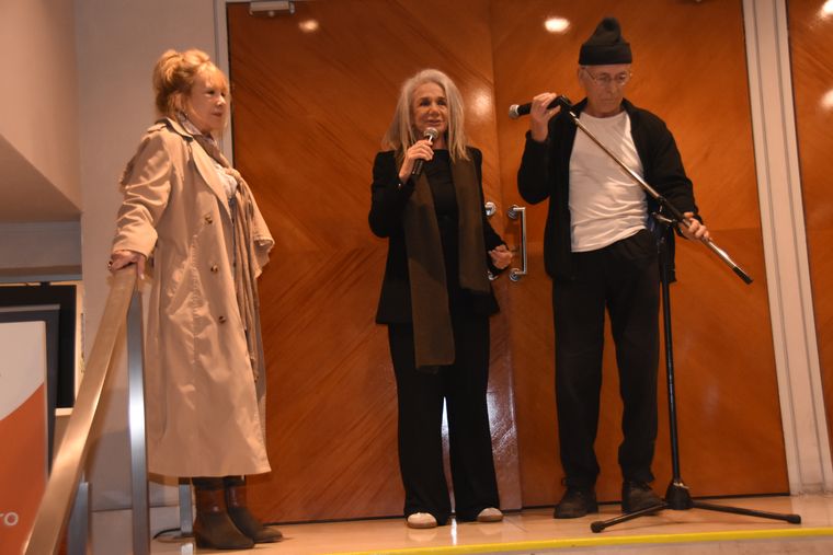 Soledad Silveyra, Ana María Picchio y Gerardo Romano presentes en el homenaje a Luis Brandoni. Soledad Silveyra, Ana María Picchio y Gerardo Romano presentes en el homenaje a Luis Brandoni.