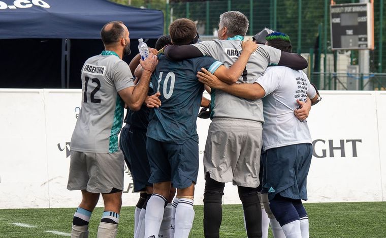 Los Murciélagos celebran el título en la ciudad inglesa de Birmingham. Foto: Deportes Argentina