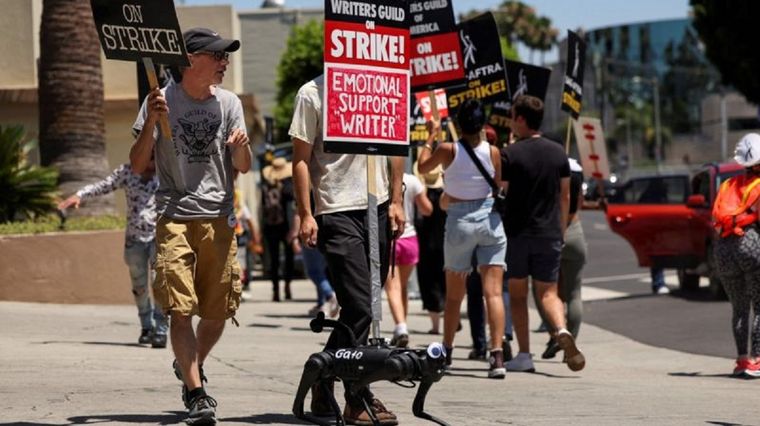 Los actores se unieron recientemente a los guionistas de Hollywood para protestar por las condiciones de inequidad en la industria. Foto: Reuters