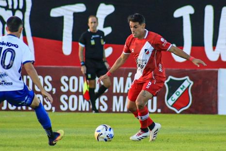 Fausto Montero, volante central de Maipú, maneja el balón ante la marca de Franco Zicarelli (10). El Cruzado vuelve a la victoria. Fausto Montero, volante central de Maipú, maneja el balón ante la marca de Franco Zicarelli (10). El Cruzado vuelve a la victoria.