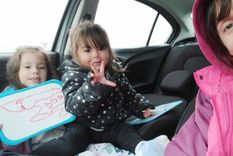 Romina y sus hijas de 2 y 5 años jugando a acampar en el auto mientras llovía. Foto: Gentileza Gonzalo Altamiranda