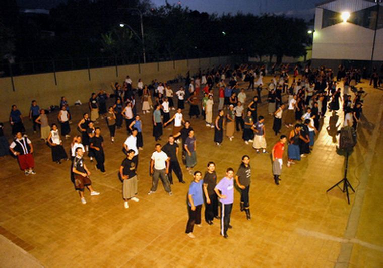 Los bailarines practican sus destrezas en el colegio técnico Pablo Nogués esta noche. Foto: Nacho Gaffuri / MDZ