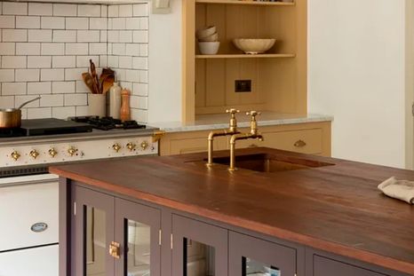 A diferencia del negro, el marrón ofrece una alternativa más natural que aporta profundidad de una forma más suave que el negro. Foto: deVOL Kitchens
