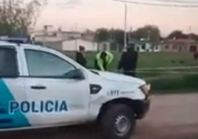 El bebé fue abandonado y atropellado por un auto Foto: Captura de video