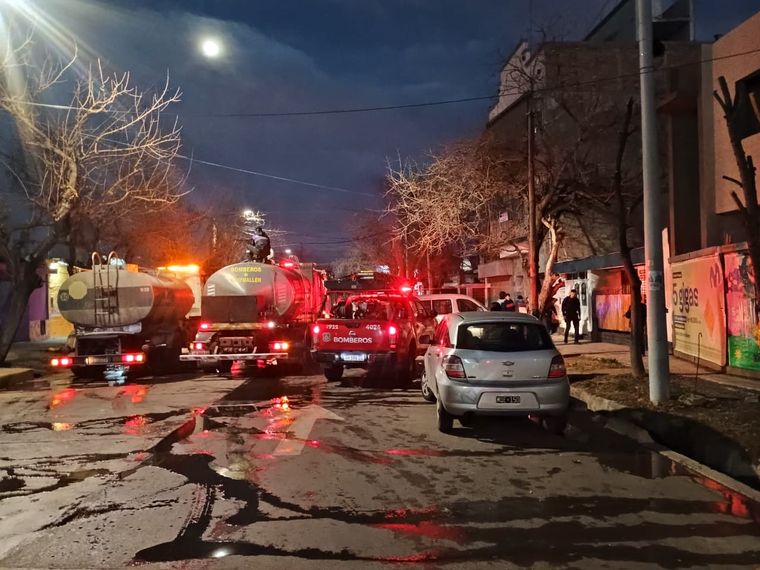 Bomberos de Guaymallén y del Cuartel Central combatieron un incendio que dejó pérdidas totales en una vivienda y obligó a cortar el tránsito.