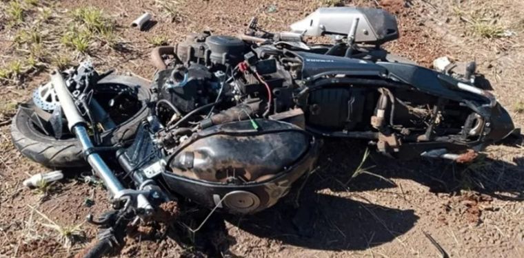 La moto quedó a un costado de la ruta