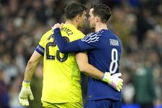 Dibu y Fabián Ruiz: el Villa estuvo muy cerca de darlo vuelta en Birmingham. Foto: EFE