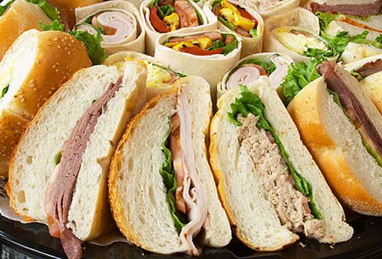 Cortaron fiambre y se prepararon unos sándwiches de pan francés.