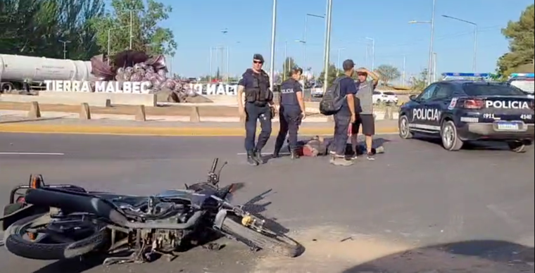Policías custodiando la escena del accidente en Luján de Cuyo.&nbsp;