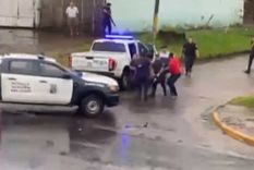 Policía herido de bala es trasladado por sus compañeros al hospital Foto: Captura Policía herido de bala es trasladado por sus compañeros al hospital Foto: Captura