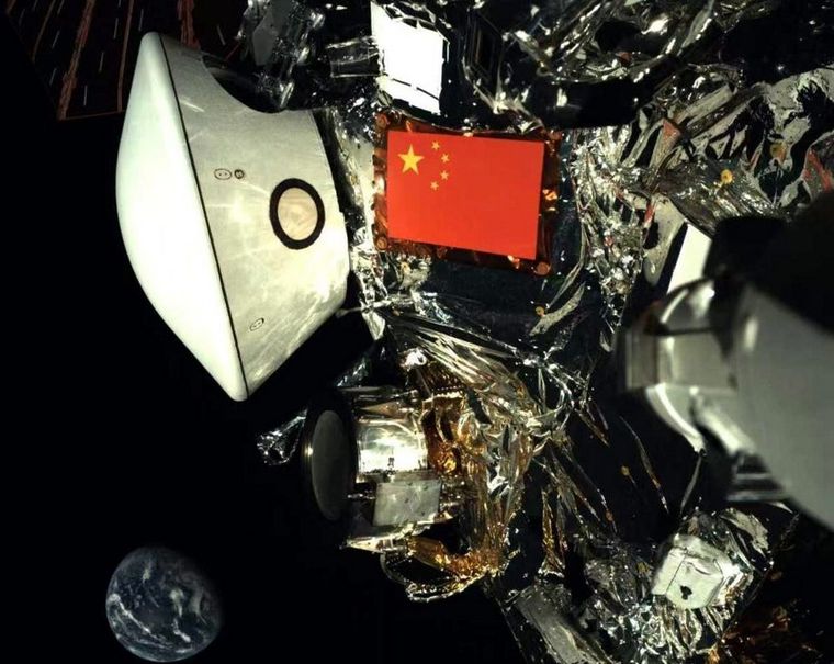 Esta imagen, todo un desafío para terraplanistas, fue publicada por la Administración Nacional del Espacio de China (CNSA) el 1 de octubre de 2025 muestra una vista de la sonda Tianwen-2 junto a la Tierra. Foto CNSA Esta imagen, todo un desafío para terraplanistas, fue publicada por la Administración Nacional del Espacio de China (CNSA) el 1 de octubre de 2025 muestra una vista de la sonda Tianwen-2 junto a la Tierra. Foto CNSA