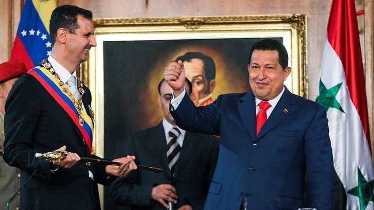 En 2010, cuando Bashar al Asad visitó Caracas, Hugo Chávez le obsequió una réplica de la espada del Libertador Simón Bolívar. Foto: PRENSA PRESIDENCIAL DE VENEZUELA