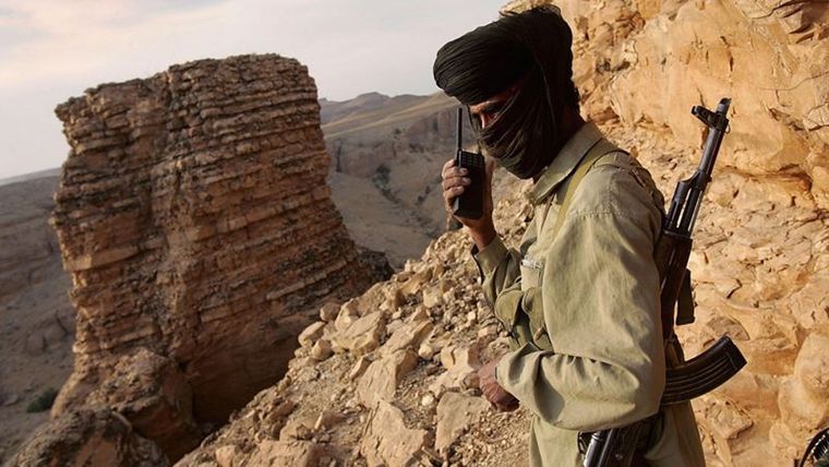 Un guerrillero de la tribu marri del pueblo baluchi habla con un puesto de observación rebelde mientras vigila los movimientos de las tropas paquistaníes en la provincia de Baluchistán Foto: GETTY IMAGES