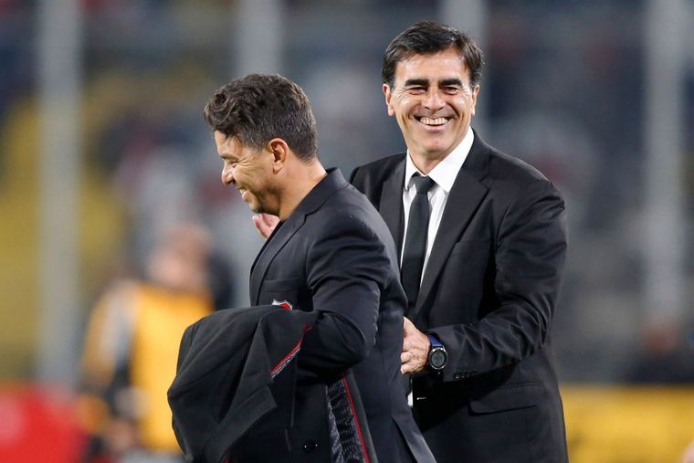 Los Dts aprovecharon el entretiempo para saludarse afectuosamente. Foto: Twitter @RiverLPM