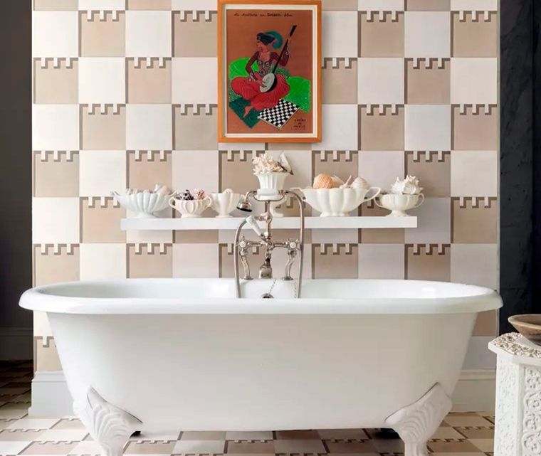 Una alternativa a la combinación de colores es la combinación de azulejos en todas las superficies de una habitación. Desde las paredes hasta el techo y el baño es una forma práctica de añadir un estilo audaz a todas las habitaciones de la casa, en particular a las más funcionales. Foto: Susanne Sharp / Mosaic Factory / David Cleveland