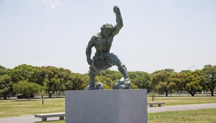 Monumento en el Parque Indoamericano de Buenos Aires al Gaucho Rivero, líder del levantamiento criollo a la ocupación británica de 1833.