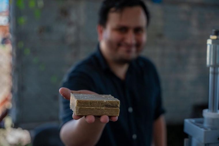 Hugo Daniel Chávez se enorgullece del jabón que su equipo elabora con aceite de cocina reciclado.