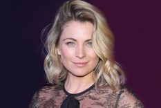 Ludwika Paleta luce enamora a sus seguidores cuando luce coquetos trajes de baño enterizos.