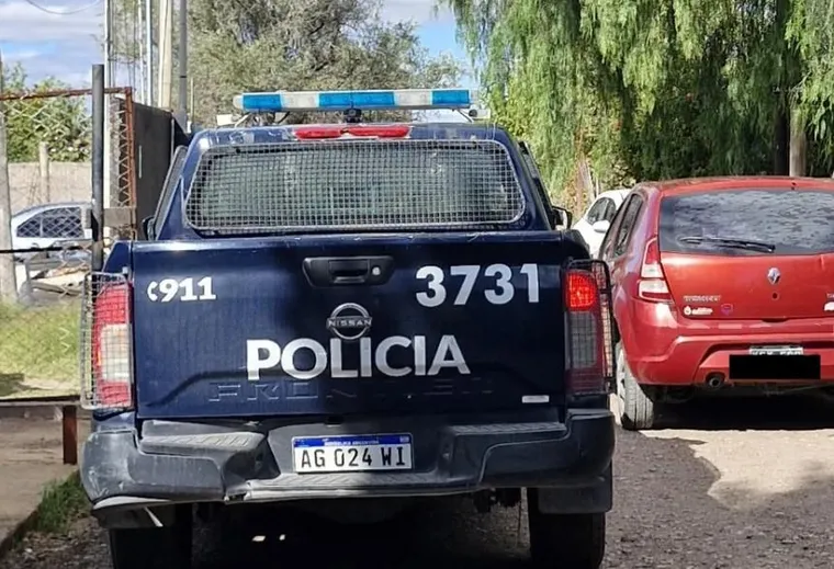El cuerpo de la víctima fue encontrado por su madre. El caso es investigado como presunto femicidio.