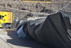 Un camión tuvo desperfectos mecánicos y quedó a la orilla de la ruta. Foto: Gentileza