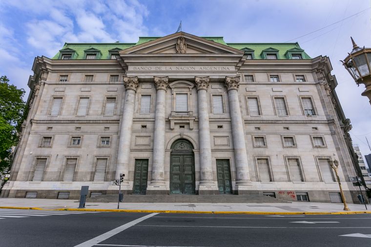 Coincidiendo casi con el contundente triunfo electoral del Gobierno, el Banco Nación recibió una suba de la nota crediticia de largo plazo de AA a AAA.