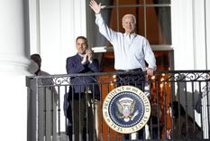 Joe Biden y, atrás, su hijo Hunter. Foto: Efe.
