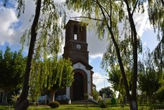 El pueblo de Bellocq sorprende con su paisaje rural, su capilla centenaria y el aroma a manzanilla que recorre cada rincón en verano.