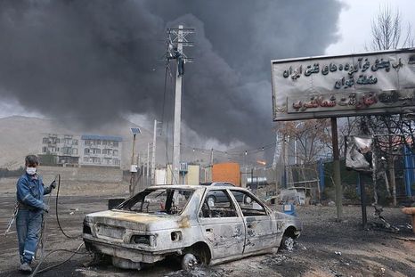 Columnas de humo se elevan sobre los tanques de un depósito de petróleo alcanzados por ataques conjuntos de Israel y Estados Unidos. Columnas de humo se elevan sobre los tanques de un depósito de petróleo alcanzados por ataques conjuntos de Israel y Estados Unidos.