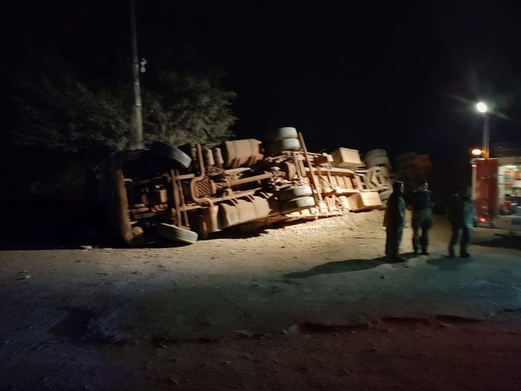 Un camión de carga volcó en Lavalle en la mañana de este miércoles Foto: Ministerio de Seguridad de Mendoza