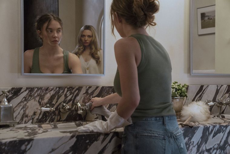 Sydney Sweeney y Amanada Seyfried en The Housemaid. Sydney Sweeney y Amanada Seyfried en The Housemaid.