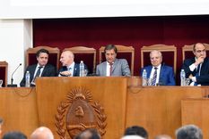 toda la corte resolvera si la secretaria administrativa sigue ganando $400 mil