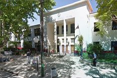 La Escuela Normal Superior Antonio Mentruyt, de Lomas de Zamora, dicta clases a solo dos grados por día porque las calderas están rotas. Foto: Google Maps