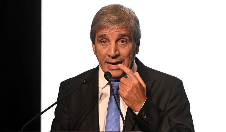 El Ministerio de Economía, conducido por Luis Caputo mantiene a raya las cuentas públicas y ya acumula 27 meses consecutivos con superávit primario y financiero.