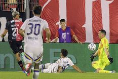 Luciano Herrera ya definió, Blondel no llega y Marchesín no puede tapar lo que fue el 1-0 de la Lepra rosarina. Foto: FotoBaires Luciano Herrera ya definió, Blondel no llega y Marchesín no puede tapar lo que fue el 1-0 de la Lepra rosarina. Foto: FotoBaires