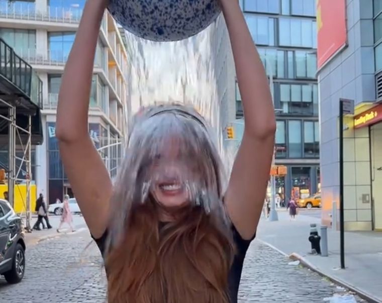 Influencers hacen el Ice Bucket Challenge tras una década de su última versión Influencers hacen el Ice Bucket Challenge tras una década de su última versión Foto: TikTok: @haleyybaylee