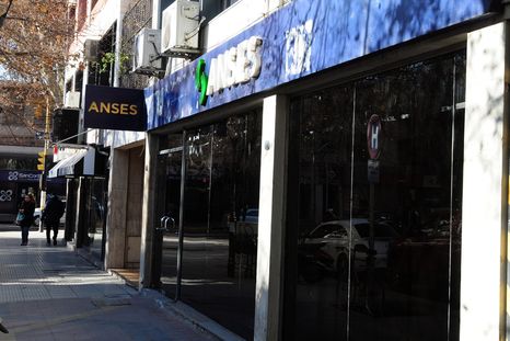 ANSES y sus programas para las personas que más lo necesitan. ANSES y sus programas para las personas que más lo necesitan.