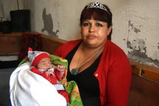 Roxanna junto a Emir, su séptimo hijo varón y posible ahijado presidencial Foto: LM Neuquén