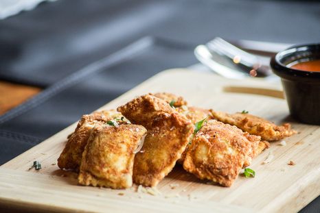 Receta de ravioles fritos de ricota dorados y crocantes que conquistan paladares. Receta de ravioles fritos de ricota dorados y crocantes que conquistan paladares.