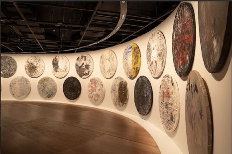 La serie Diarios de Guillermo Kuitca y la nueva exposición del colectivo Mondongo junto al escritor Sergio Bizzio, bajo el título Pintura Cortada. La serie Diarios de Guillermo Kuitca y la nueva exposición del colectivo Mondongo junto al escritor Sergio Bizzio, bajo el título Pintura Cortada.