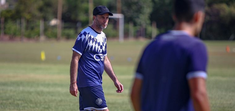 El DT, de a poco, arma el equipo para competir en la máxima categoría del fútbol argentino. Foto: Prensa Independiente Rivadavia