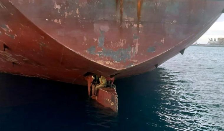 Tres polizones sobre el timón del petrolero Alithini II en el puerto de Las Palmas de Gran Canaria, España. Foto: Efe.