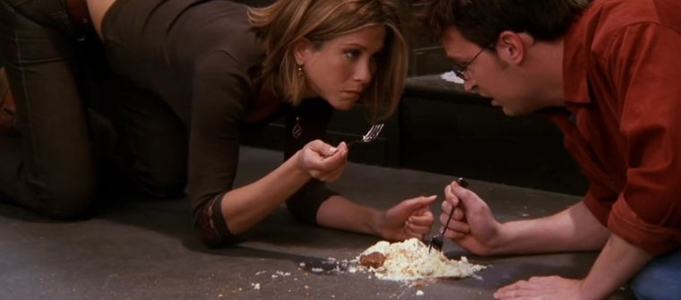 Rachel y Chandler, con el cheescake. Foto: Friends Wiki - Fandom