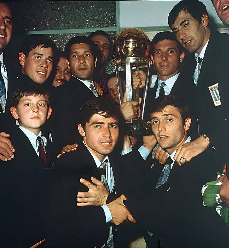 El plantel, la copa y una imagen de la que se cumplen 57 años.