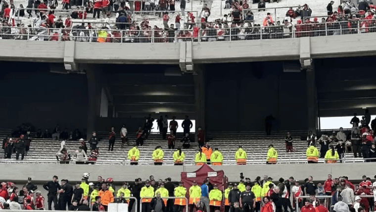 La tribuna permanece clausurada.
