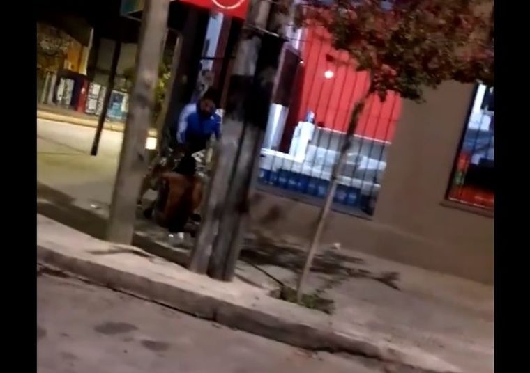 El momento en el que el delivery le da una paliza al ladrón