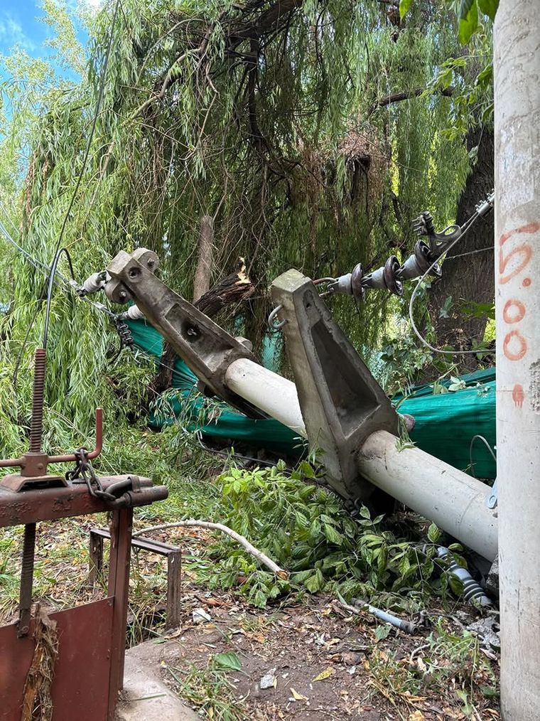 La caída de un poste de alta tensión provocó un corte de luz en Chacras de Coria. Foto: Edemsa