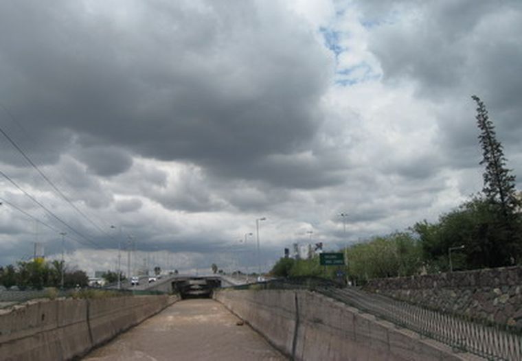 Desde temprano el cielo en el Gran Mendoza está cubierto.