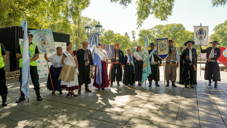 Diferentes agrupaciones gauchas dijeron presente en la plaza Independencia. Diferentes agrupaciones gauchas dijeron presente en la plaza Independencia.